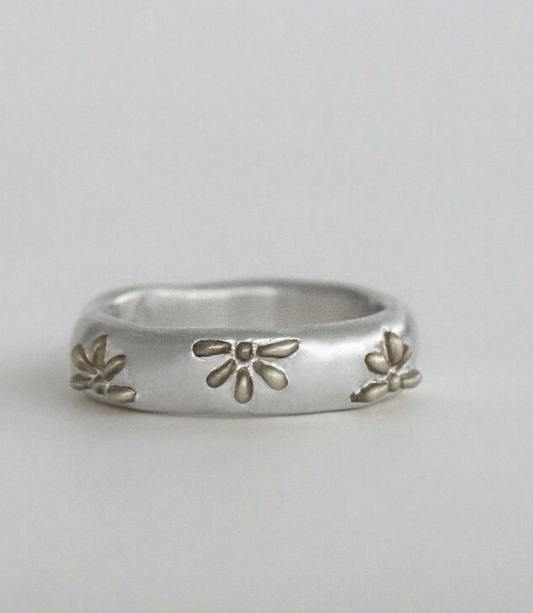 Mondo Studio Jacquard Daisy Ring